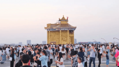 踏入了时空交织的